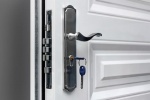 Bois, aluminium ou PVC, chaque mat&eacute;riau change l'isolation d'une porte d'entr&eacute;e