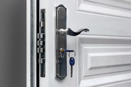 Bois, aluminium ou PVC, chaque mat&eacute;riau change l'isolation d'une porte d'entr&eacute;e